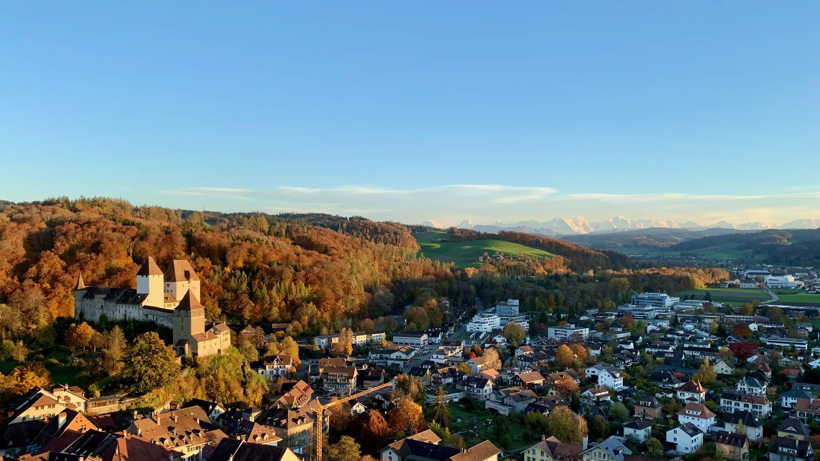 Burgdorf mit Schloss im Herbst aus der Luft